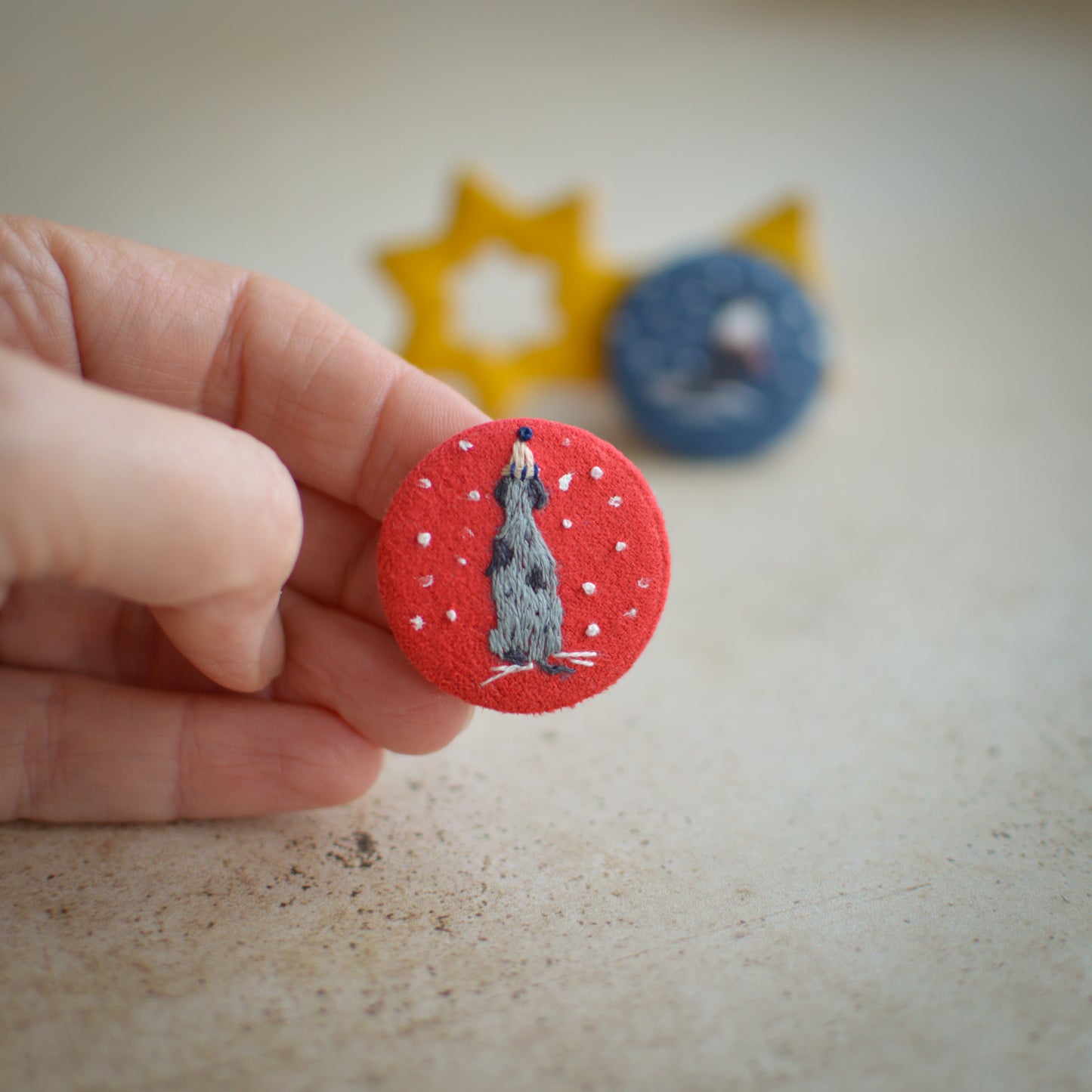 Festive German Shorthaired Pointer Embroidered Badge – 3 cm