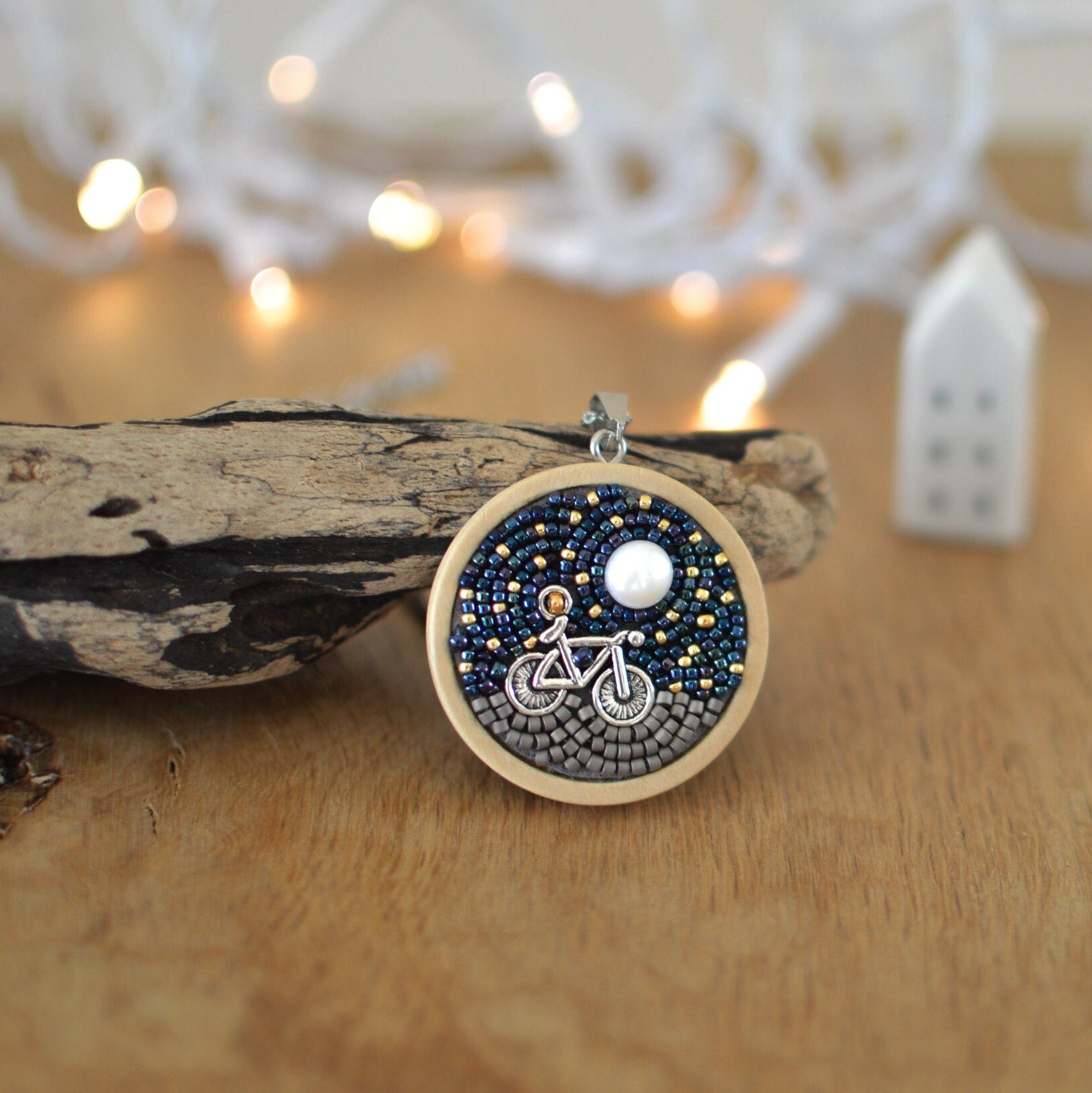 Small bicycle necklace