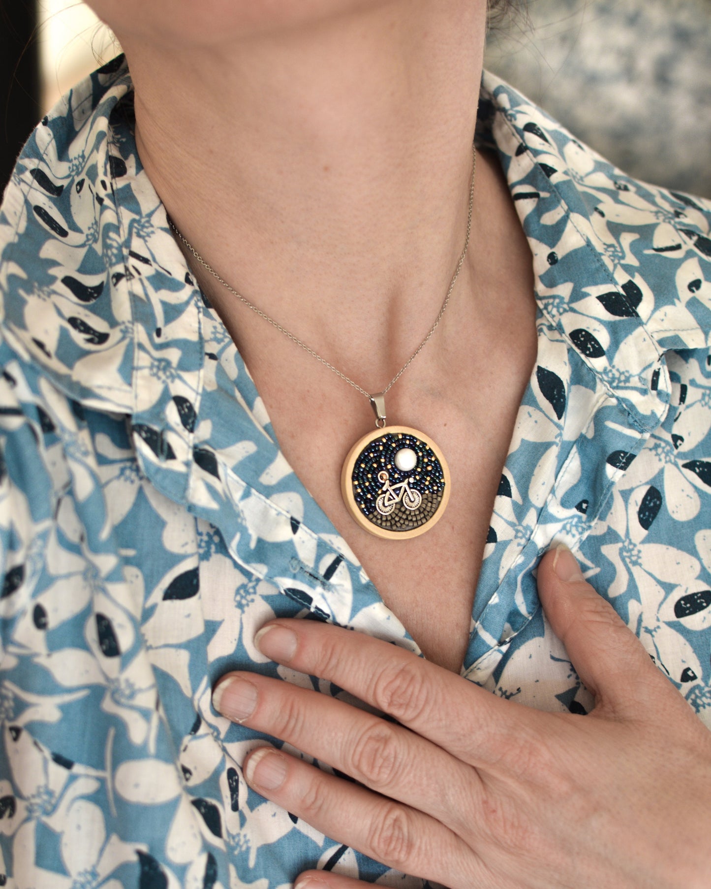 Small bicycle necklace