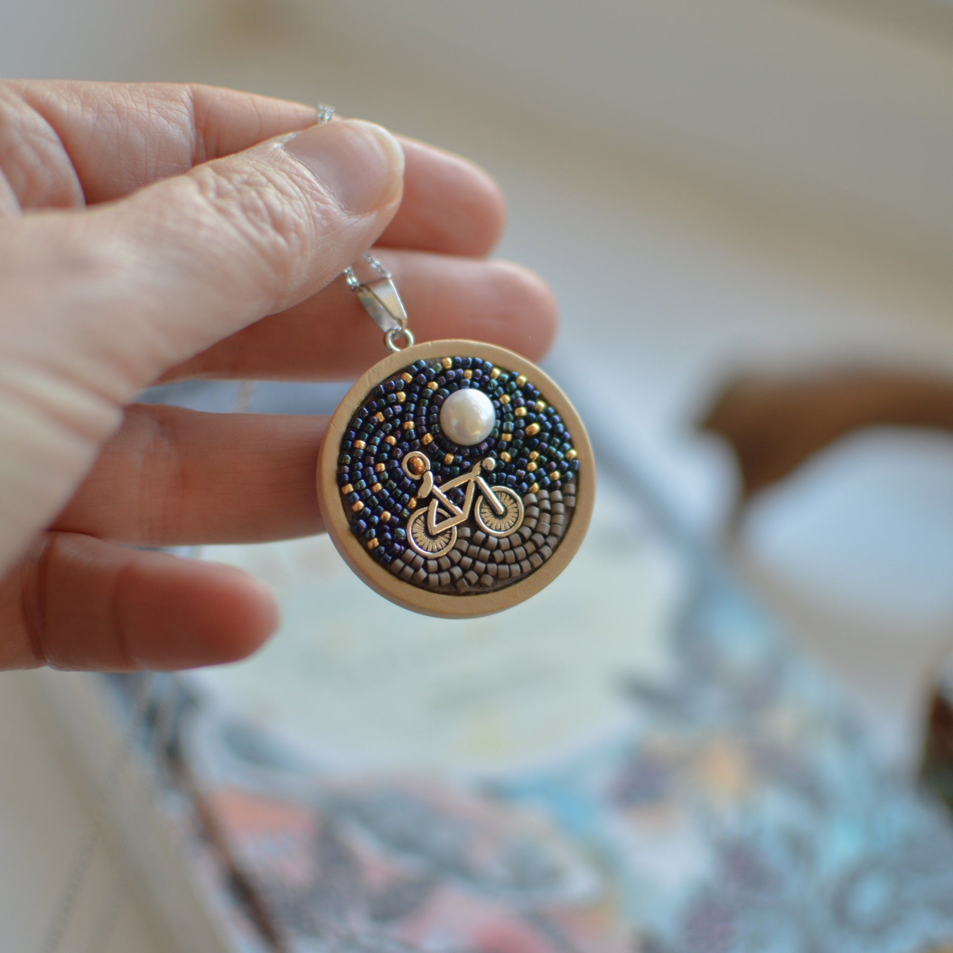 Small bicycle necklace