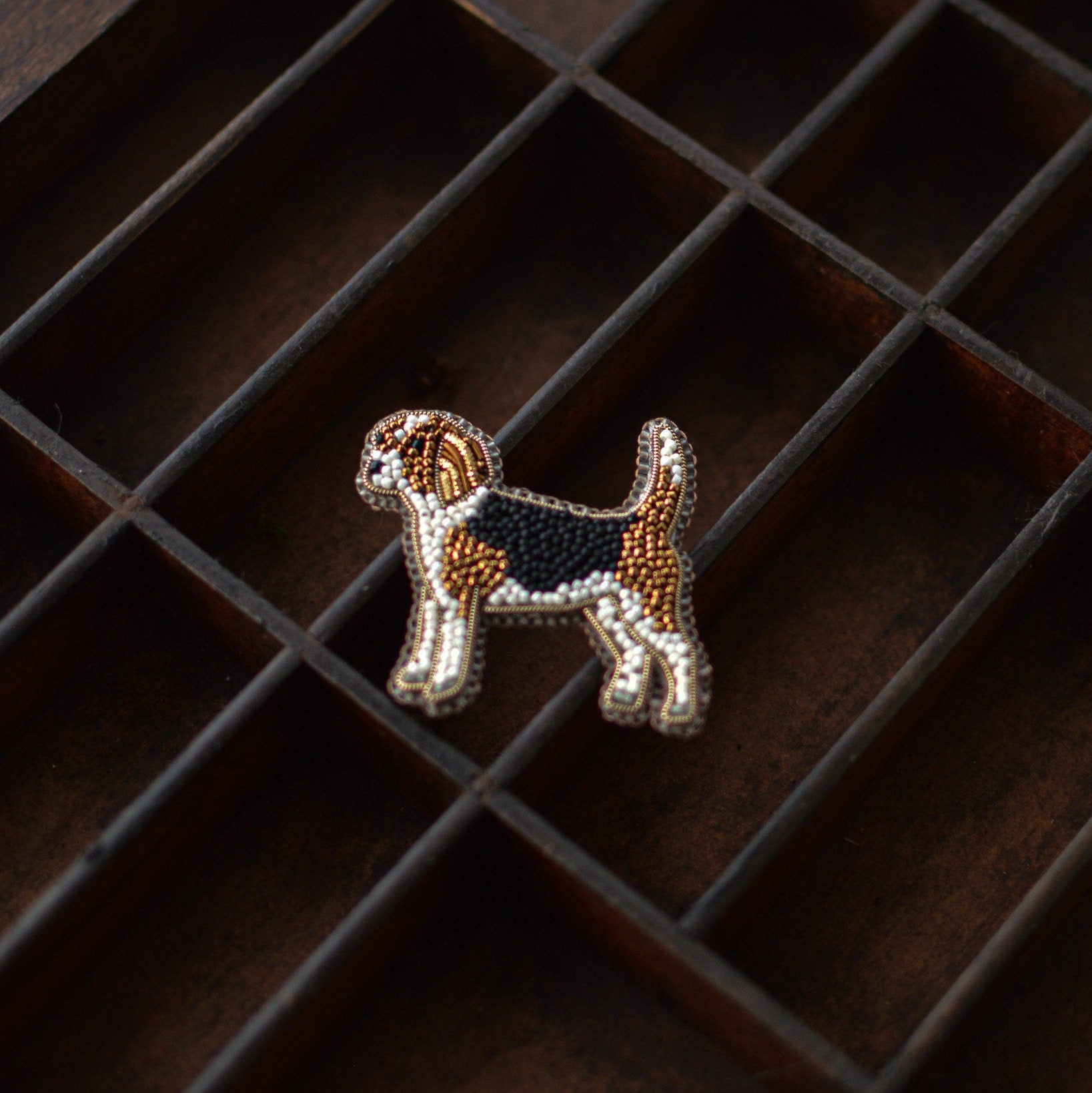 Beagle beaded brooch
