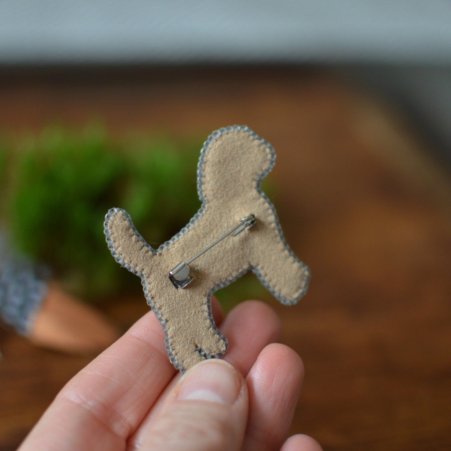 Beagle beaded brooch - back