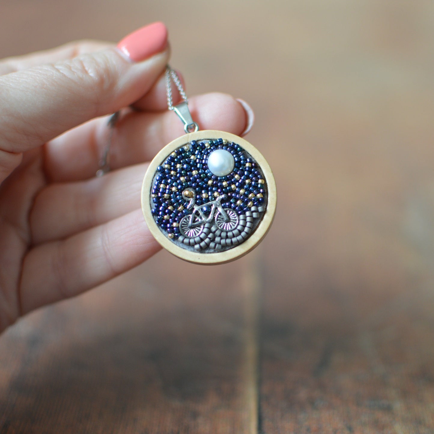 Small bicycle necklace