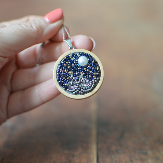 Small bicycle necklace