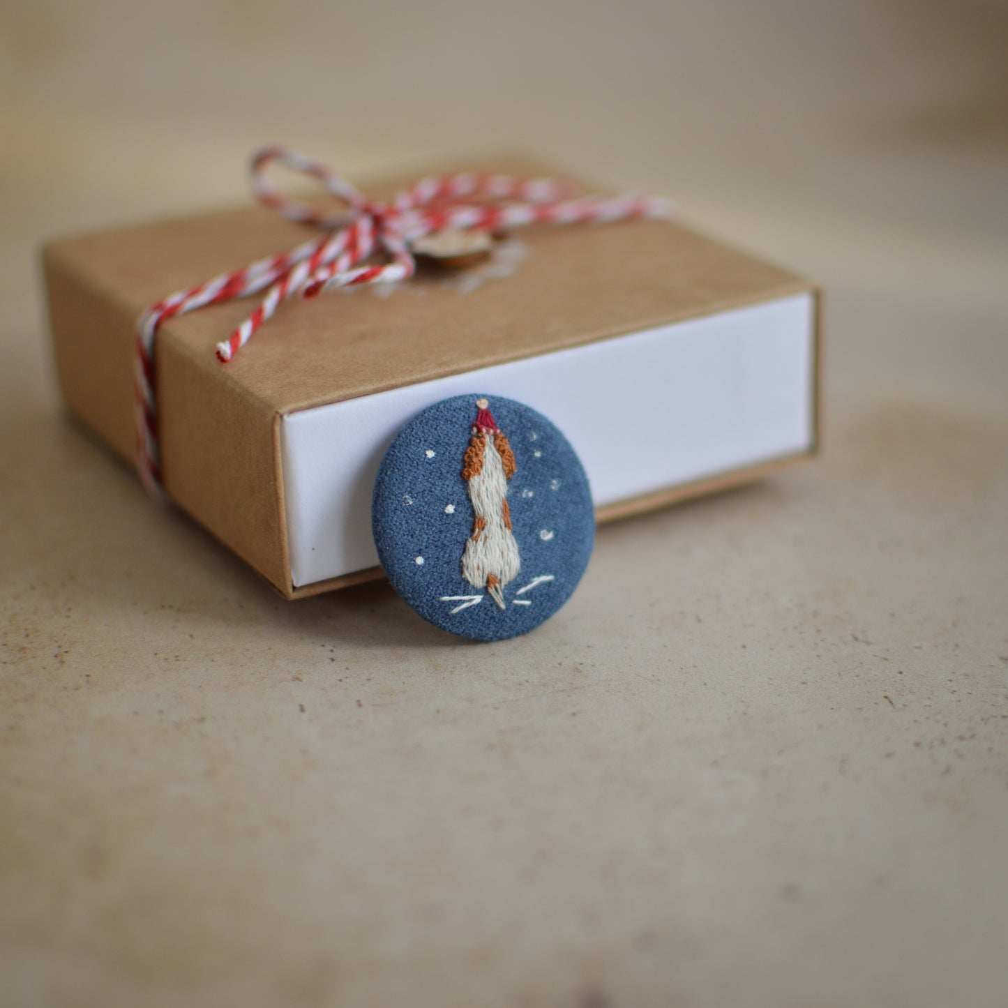 Festive Springer Spaniel Embroidered Badge – 3 cm