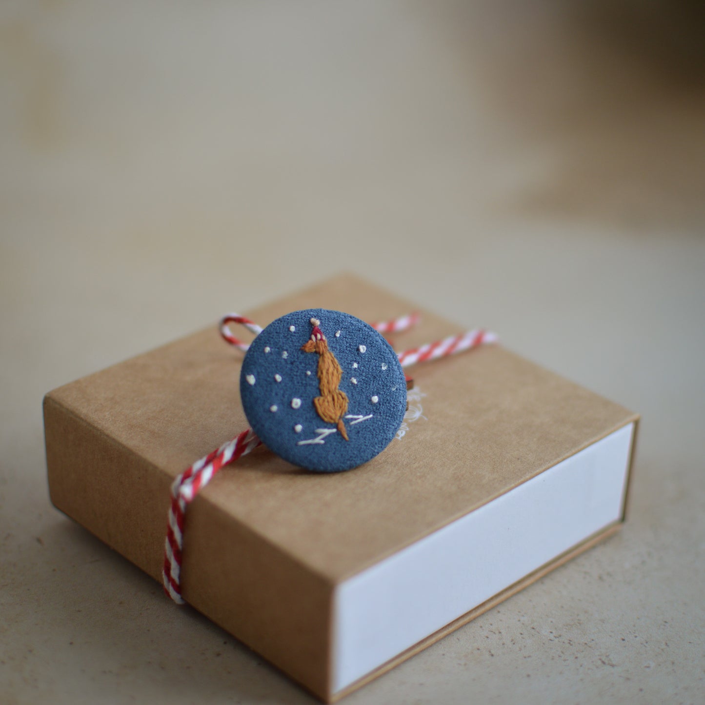 Festive Vizsla Embroidered Badge – 3 cm