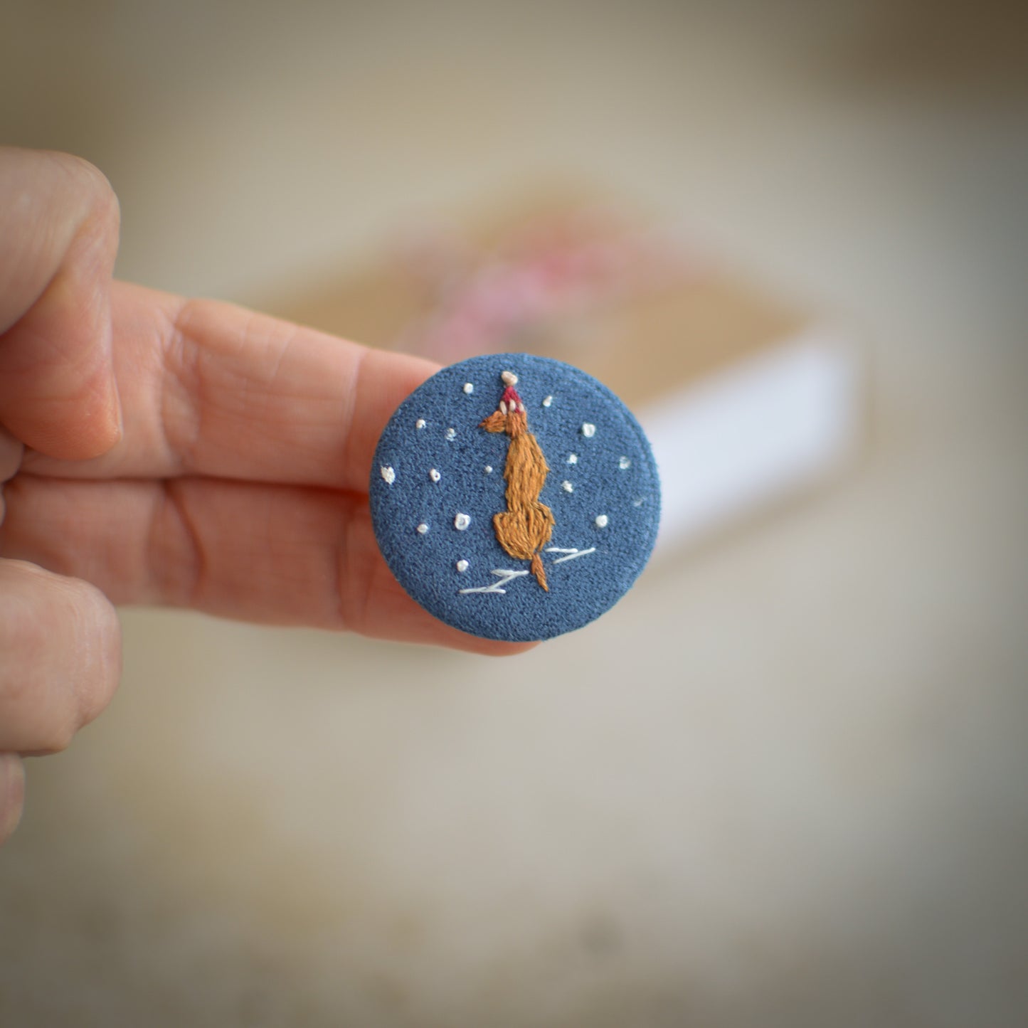 Festive Vizsla Embroidered Badge – 3 cm