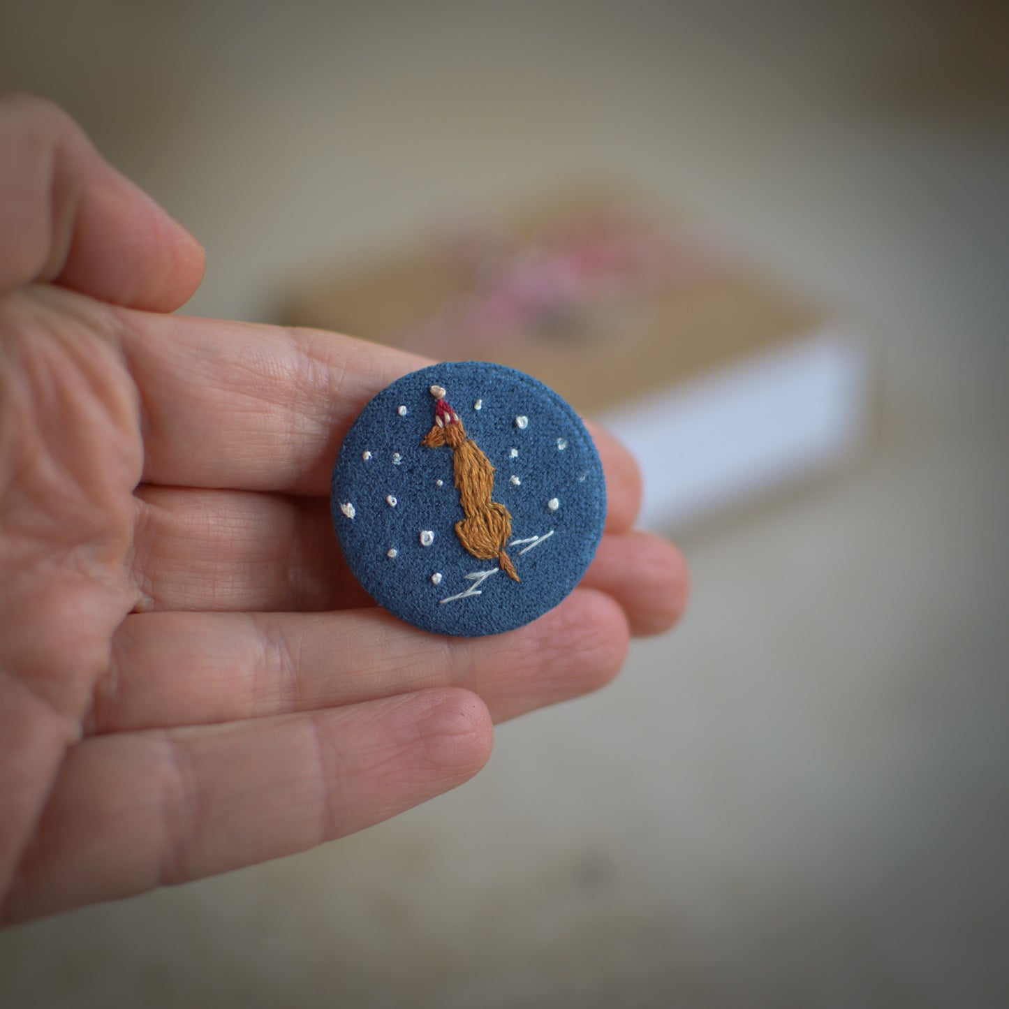 Festive Vizsla Embroidered Badge – 3 cm