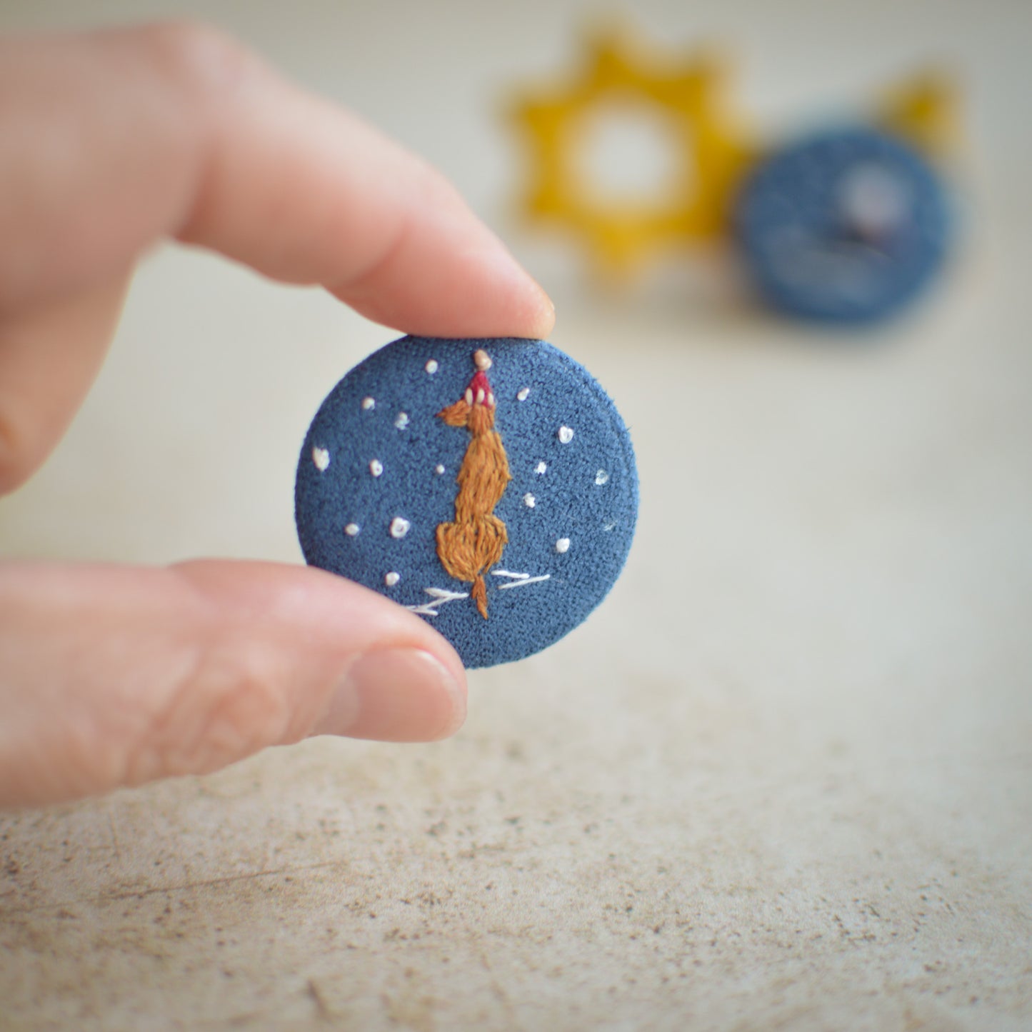 Festive Vizsla Embroidered Badge – 3 cm