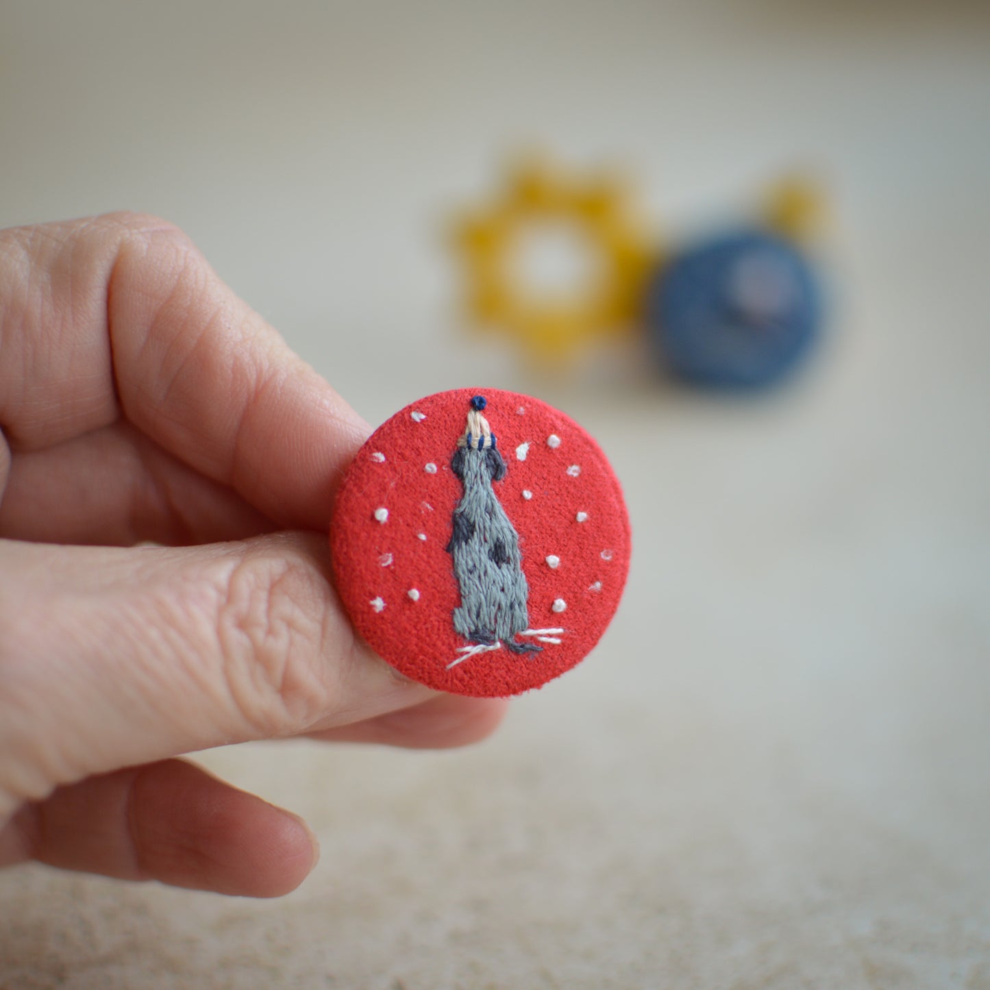 Festive German Shorthaired Pointer Embroidered Badge – 3 cm